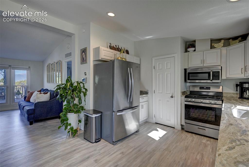 Image 15 of 49: Kitchen