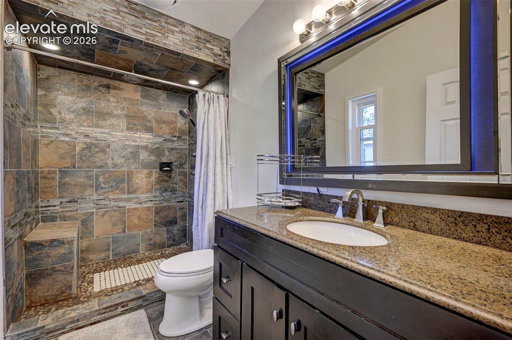 Image 19 of 49: Bathroom