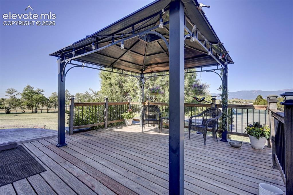 Image 3 of 49: Deck