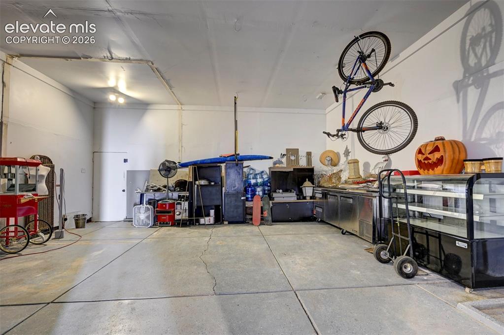 Image 36 of 49: Garage