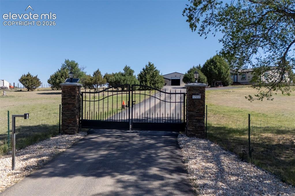 Image 4 of 49: Electric Gate