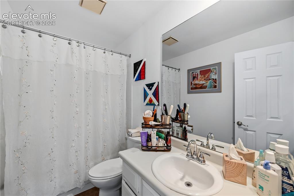 Image 16 of 23: Bathroom