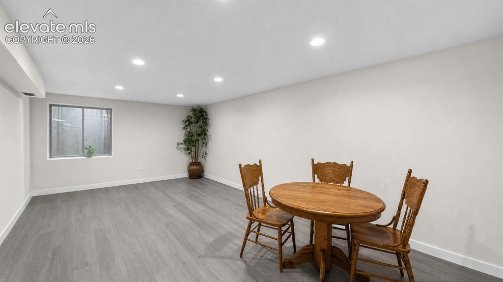 Image 18 of 23: Dining Area