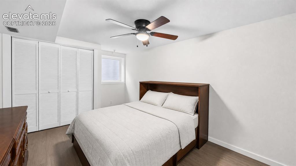 Image 19 of 23: Bedroom