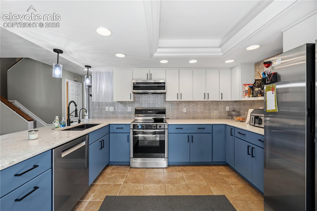 Image 7 of 23: Kitchen