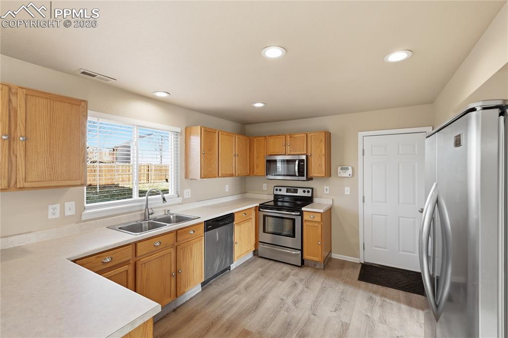 Image 13 of 27: Kitchen