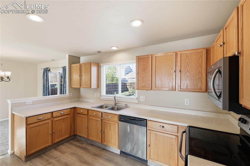 Image 14 of 27: Kitchen