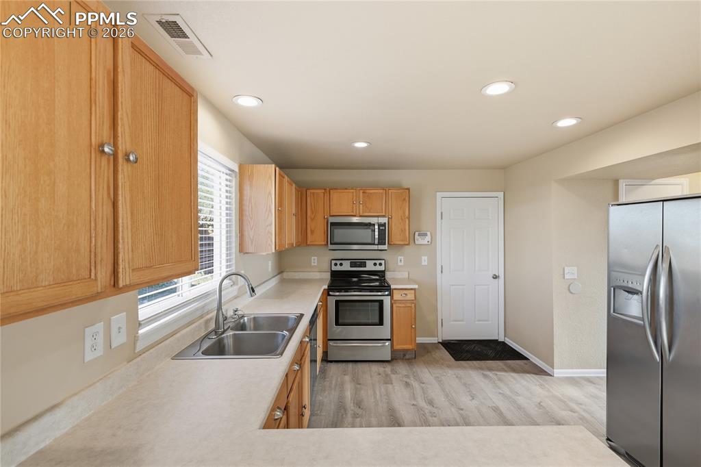 Image 15 of 27: Kitchen