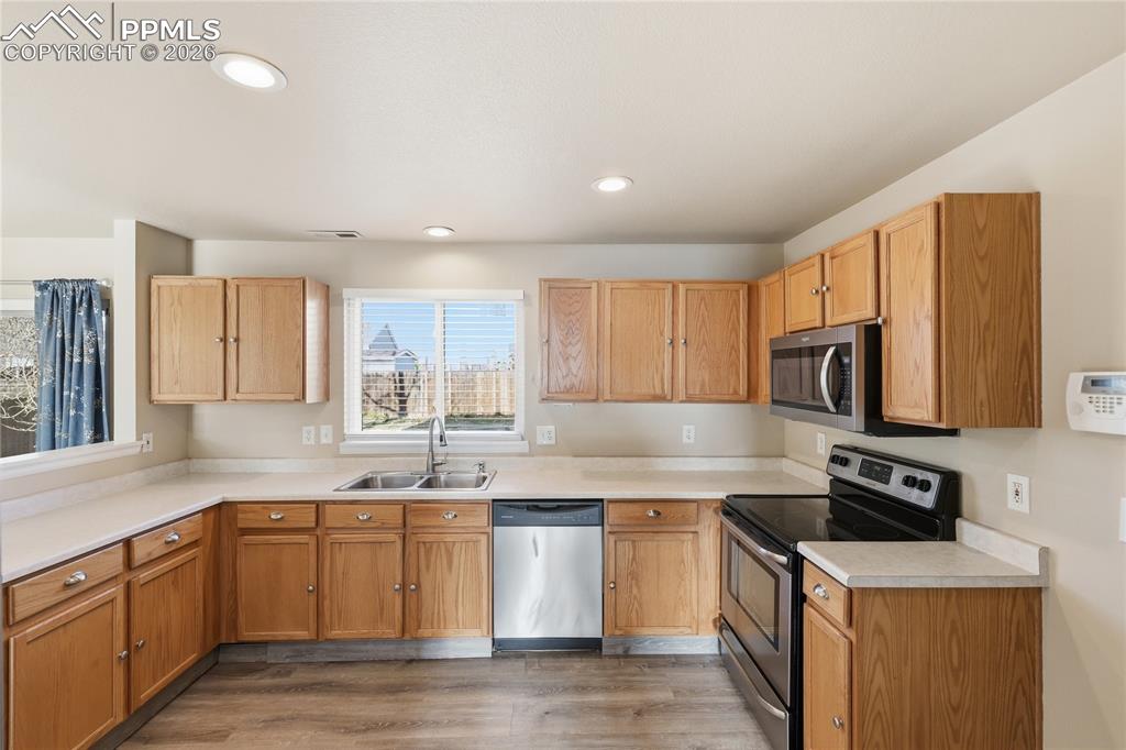 Image 16 of 27: Kitchen