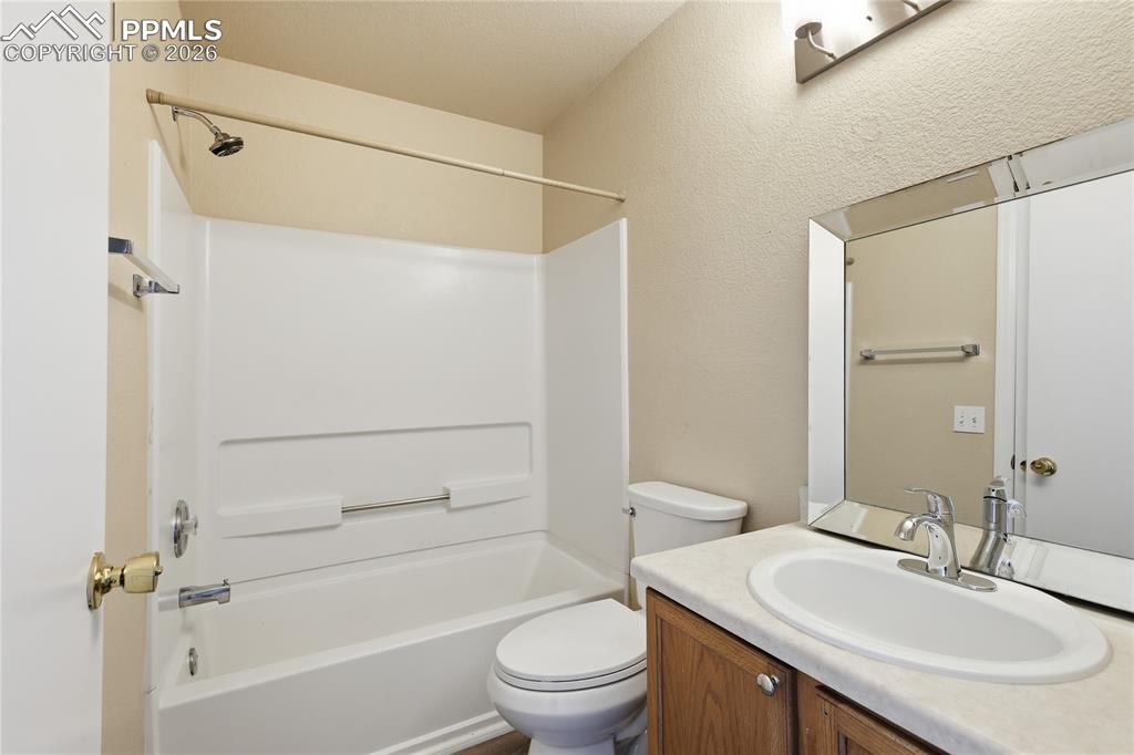 Image 19 of 27: Bathroom