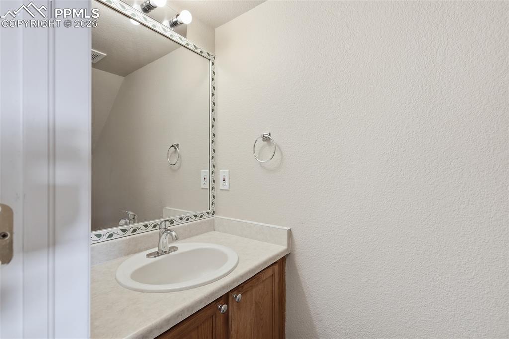 Image 22 of 27: Bathroom