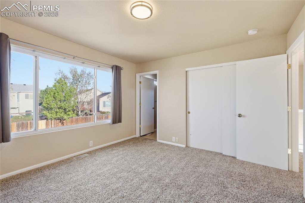 Image 23 of 27: Bedroom