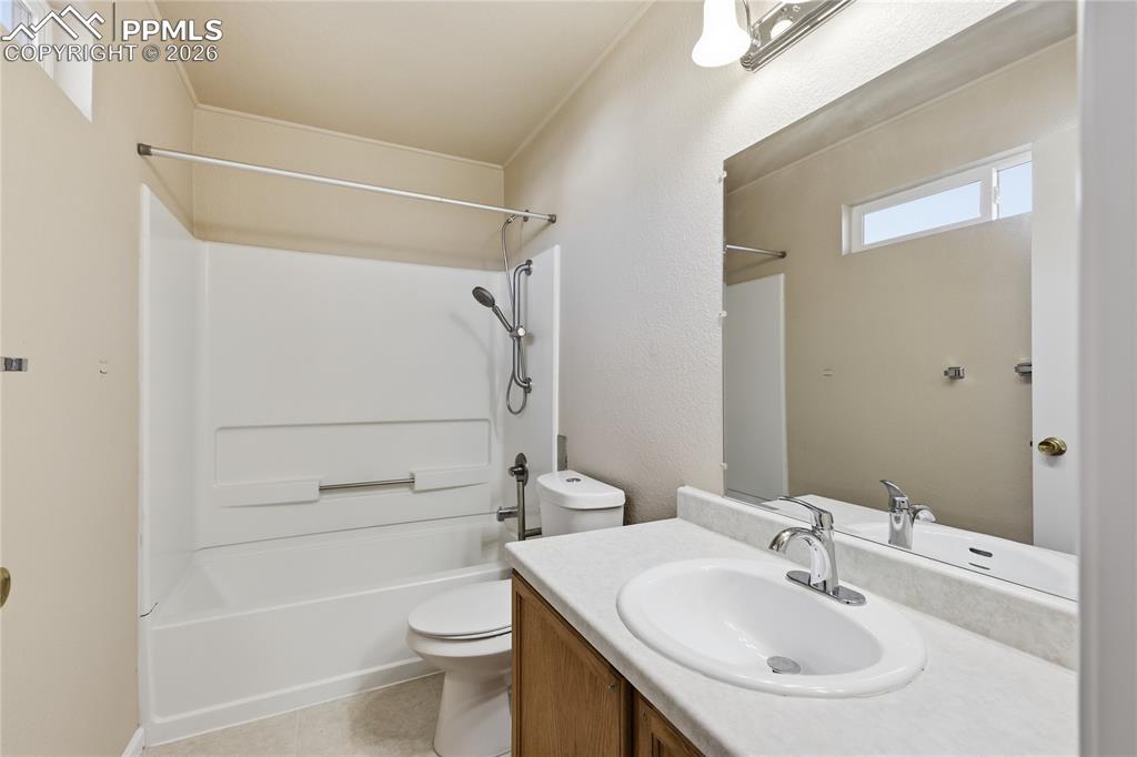 Image 25 of 27: Bathroom