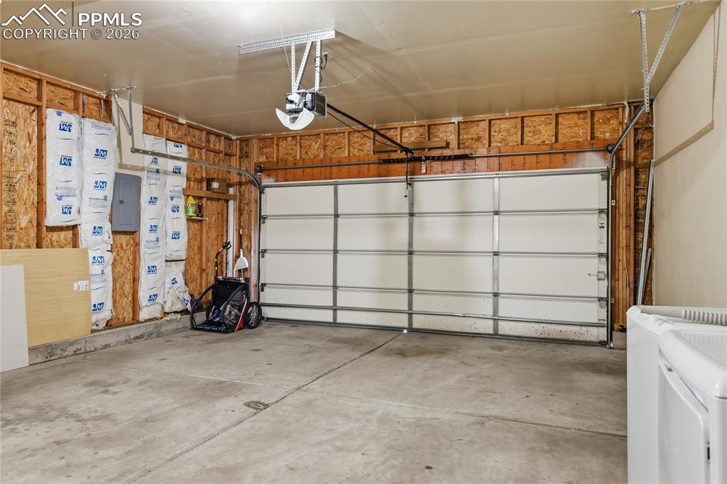 Image 27 of 27: Garage