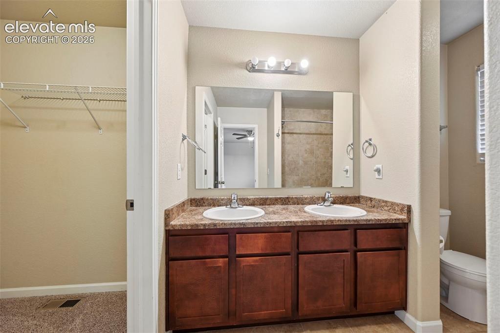 Image 18 of 39: Bathroom