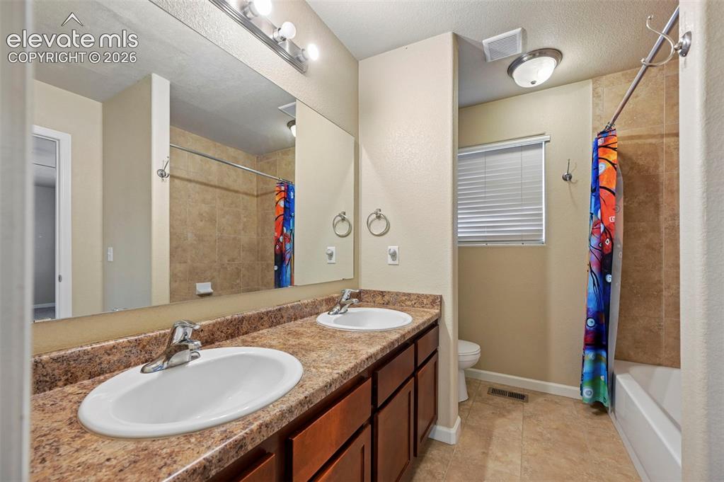 Image 19 of 39: Bathroom