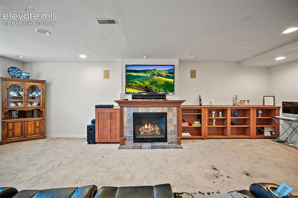 Image 31 of 48: Family Room