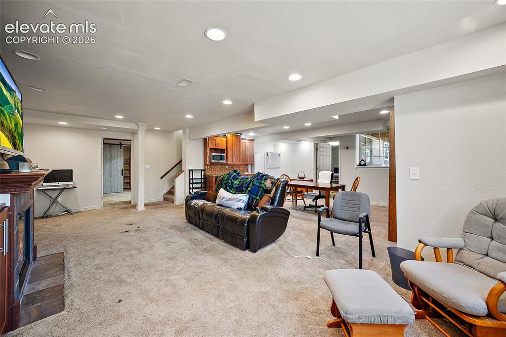 Image 33 of 48: Family Room