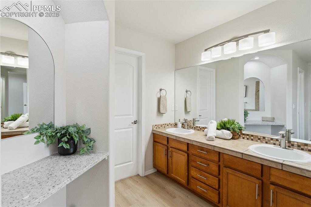 Image 16 of 44: Bathroom