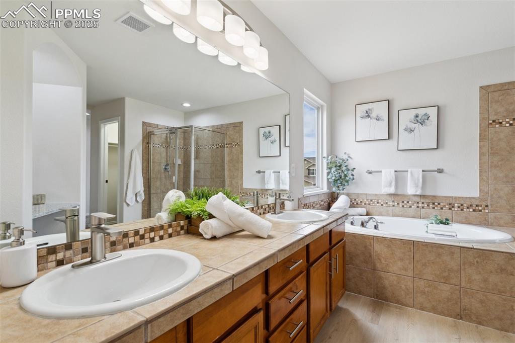 Image 18 of 44: Bathroom