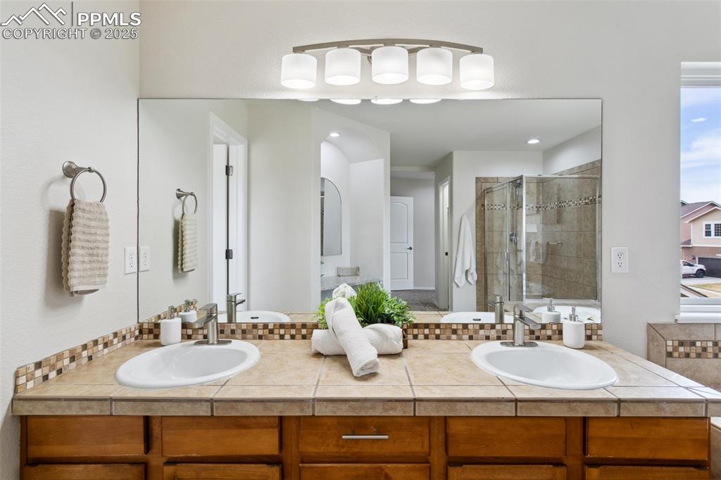 Image 19 of 44: Bathroom
