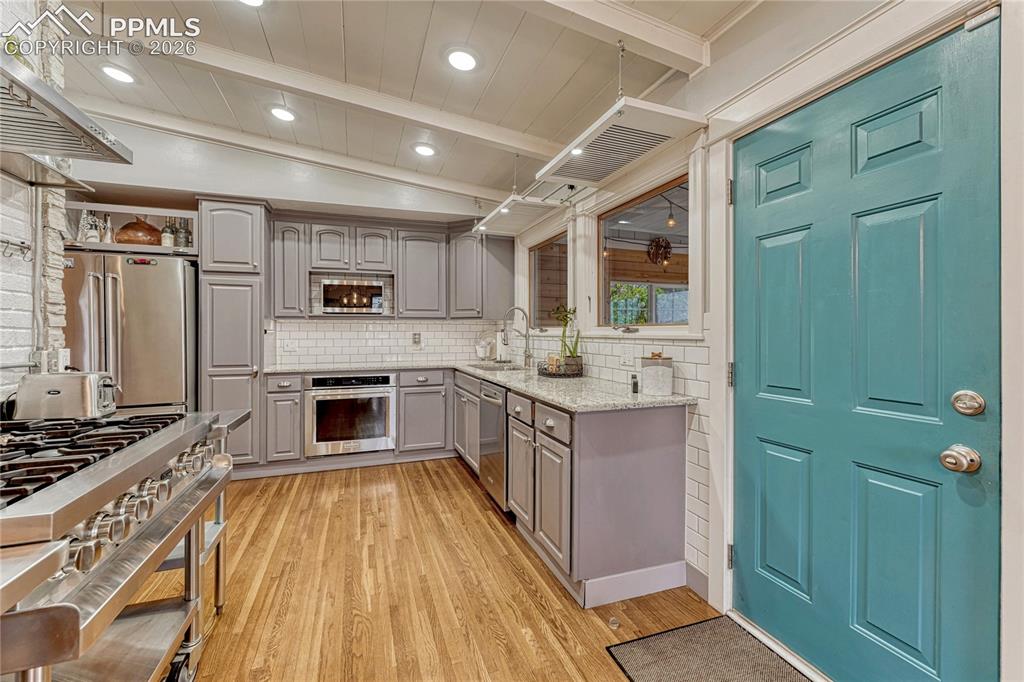 Image 10 of 49: Kitchen