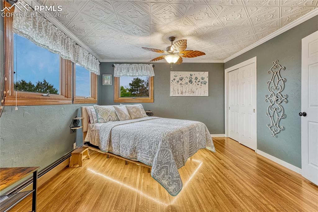 Image 14 of 49: Bedroom