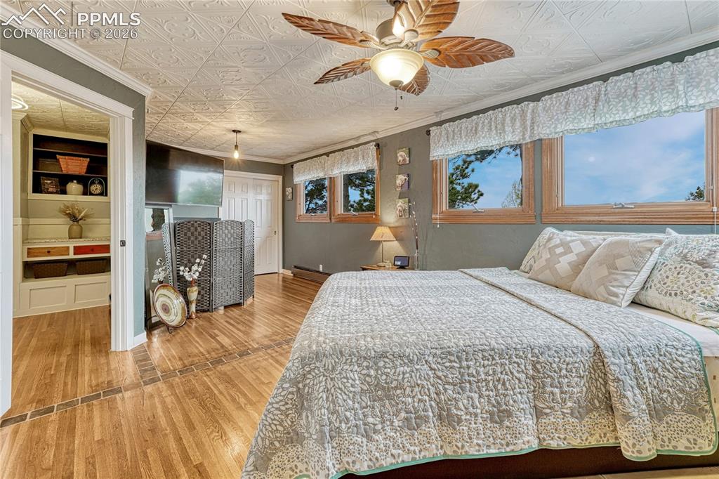 Image 15 of 49: Bedroom