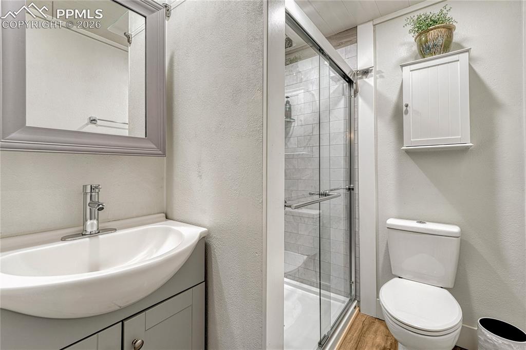 Image 20 of 49: Bathroom
