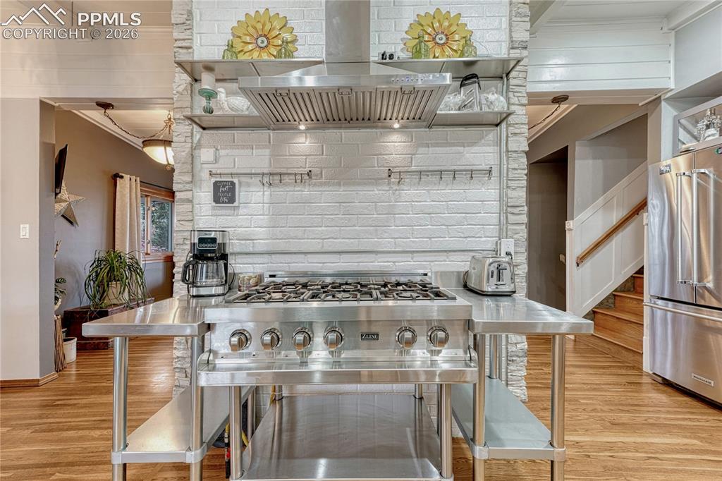 Image 7 of 49: Kitchen