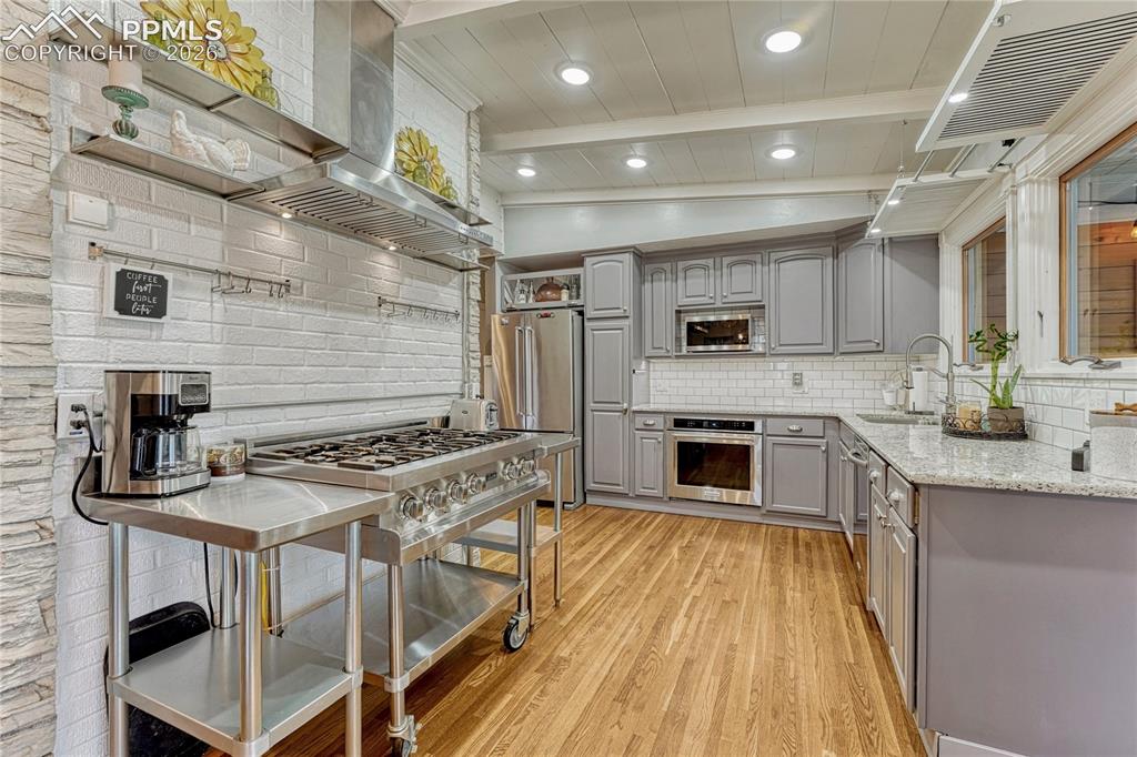 Image 8 of 49: Kitchen