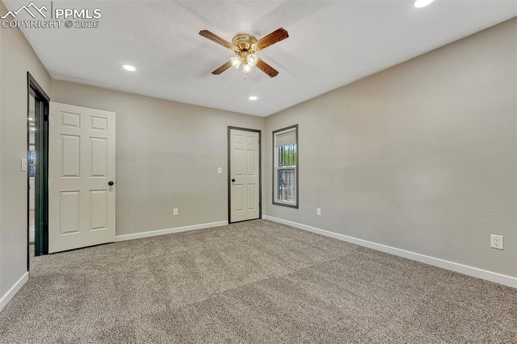 Image 10 of 20: Bedroom