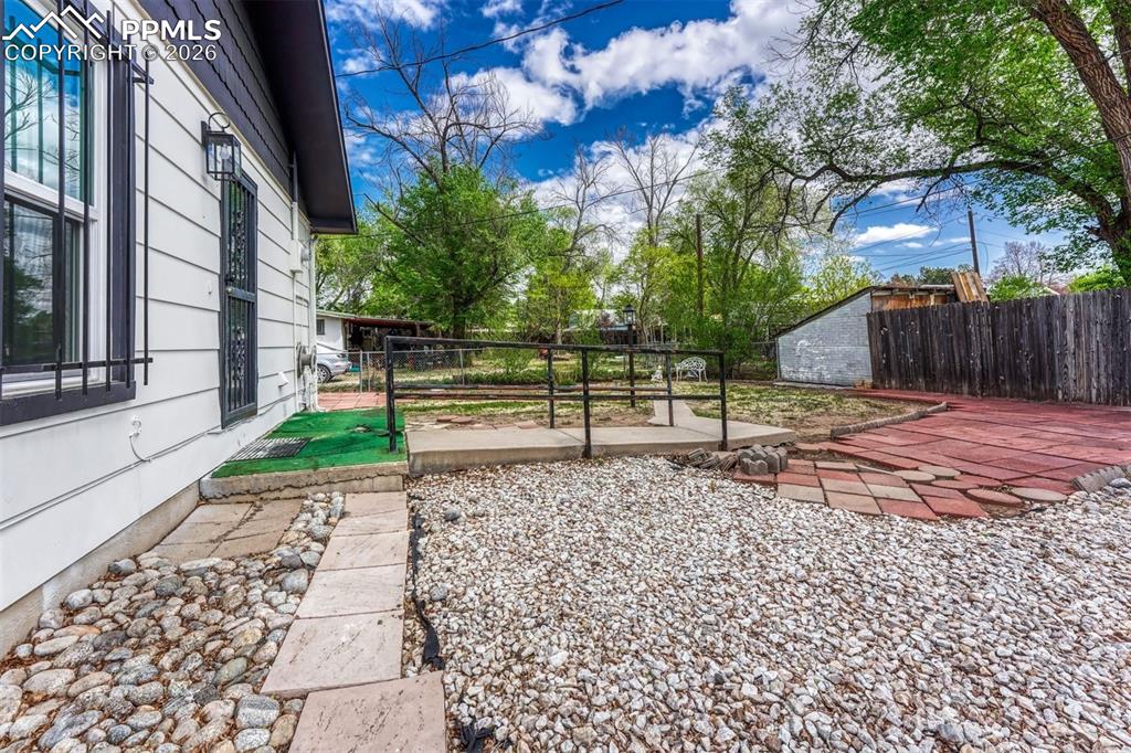 Image 16 of 20: Yard