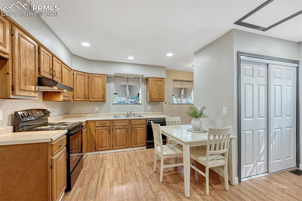 Image 4 of 20: Kitchen