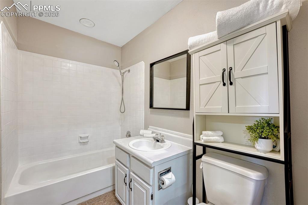 Image 5 of 20: Bathroom