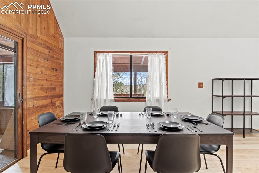 Image 16 of 50: Dining Area