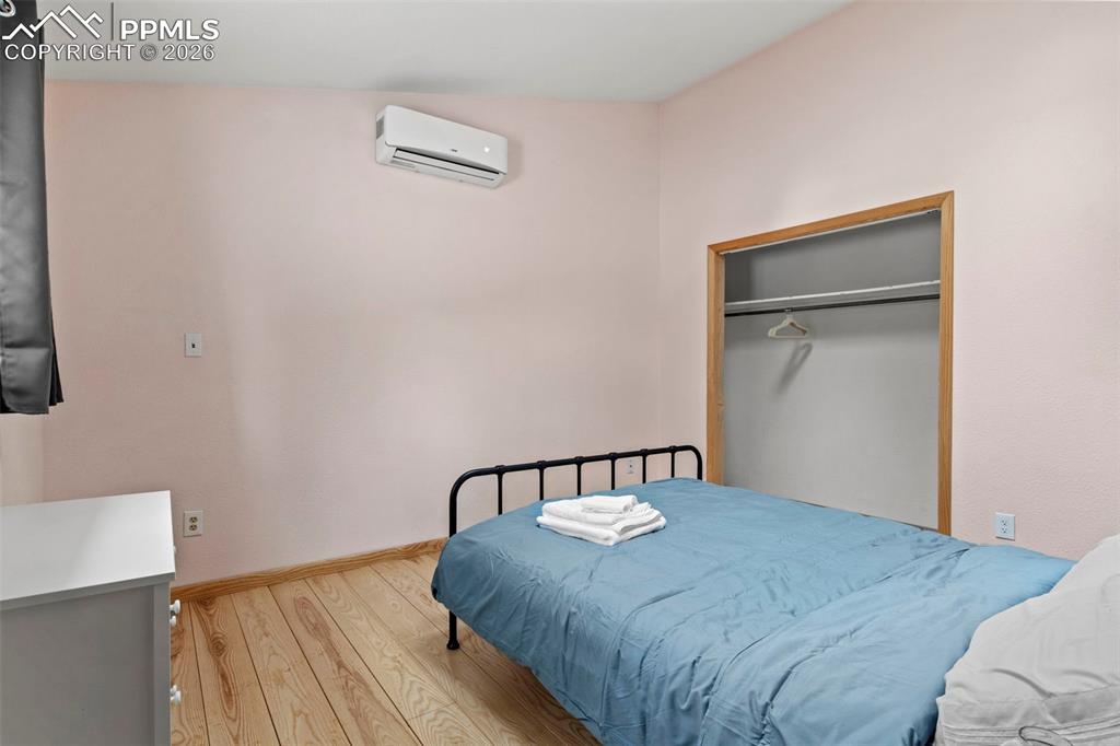 Image 41 of 50: Bedroom