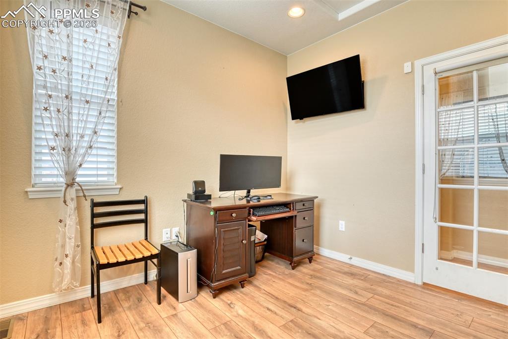 Image 21 of 50: Office