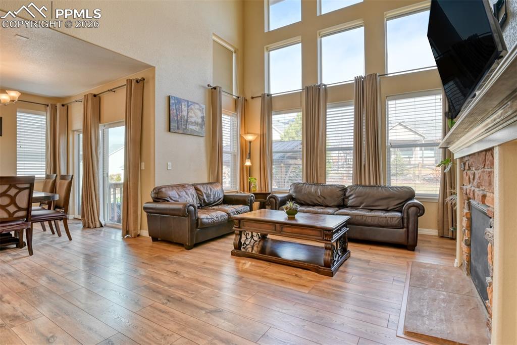 Image 26 of 50: Living Room