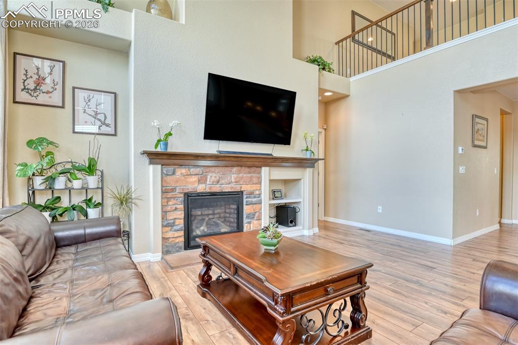 Image 28 of 50: Living Room