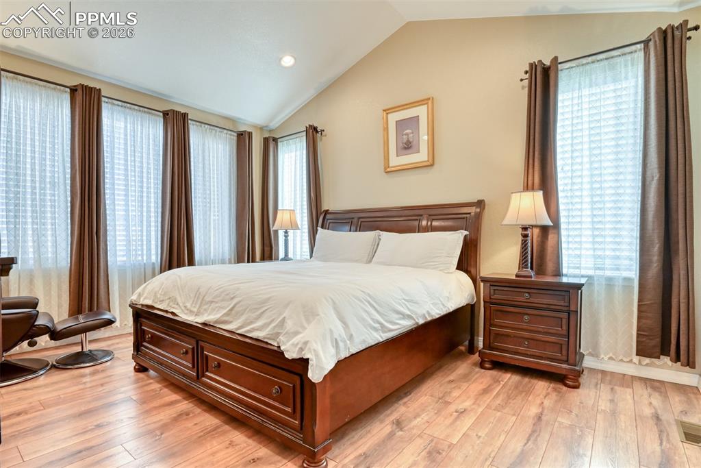 Image 29 of 50: Bedroom