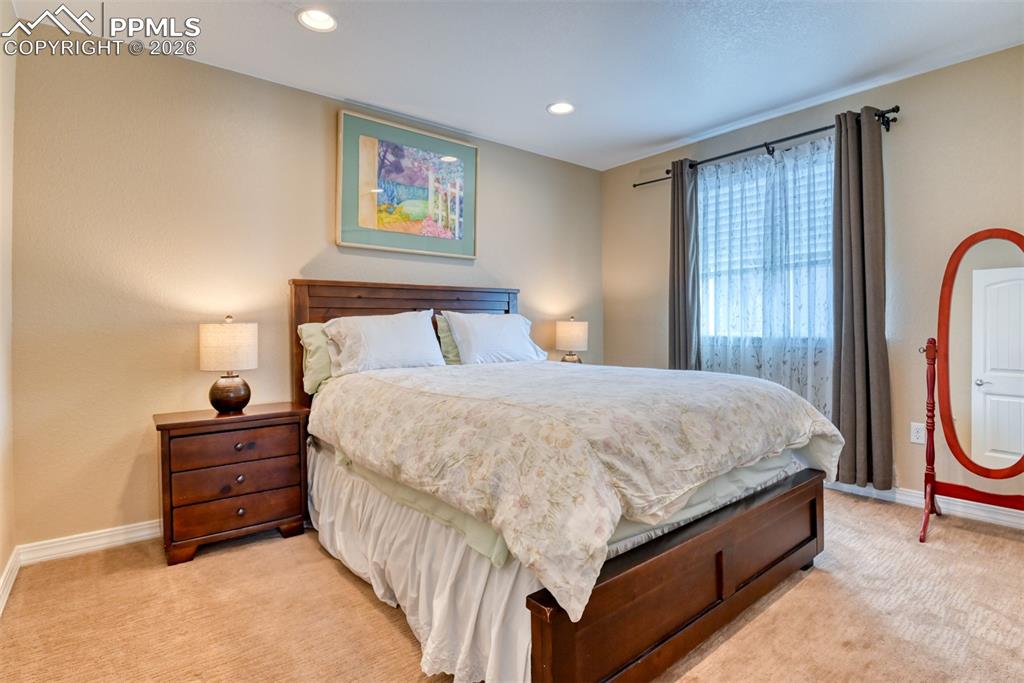 Image 31 of 50: Bedroom