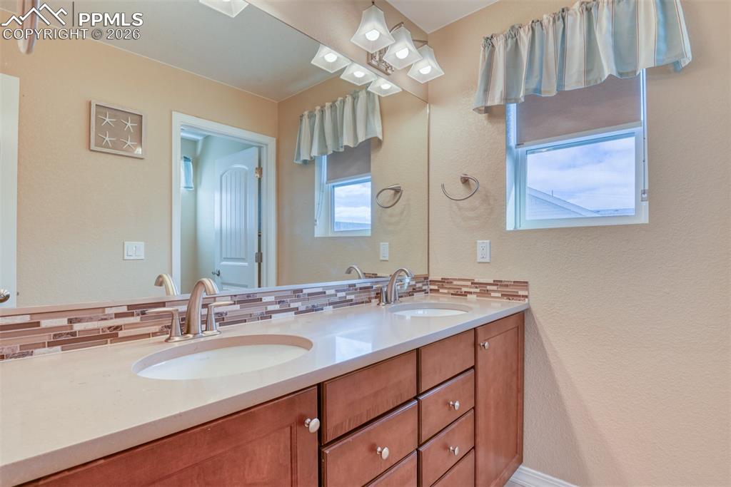 Image 32 of 50: Bathroom