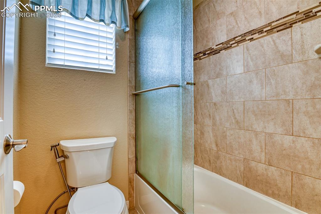 Image 33 of 50: Bathroom