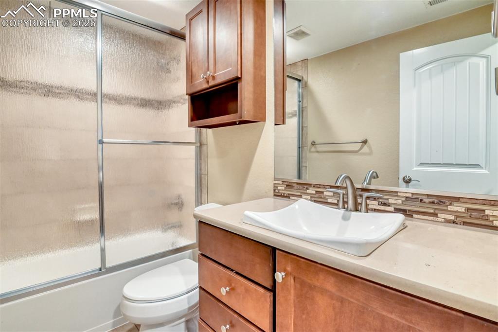 Image 35 of 50: Bathroom