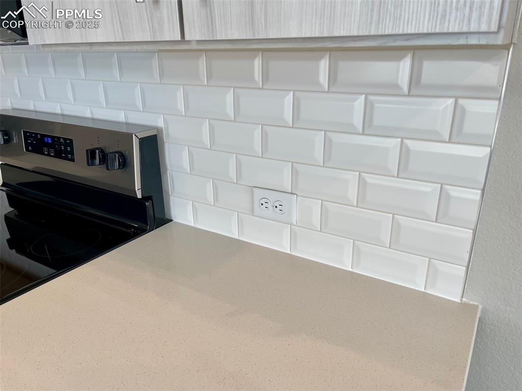 Image 12 of 20: Kitchen