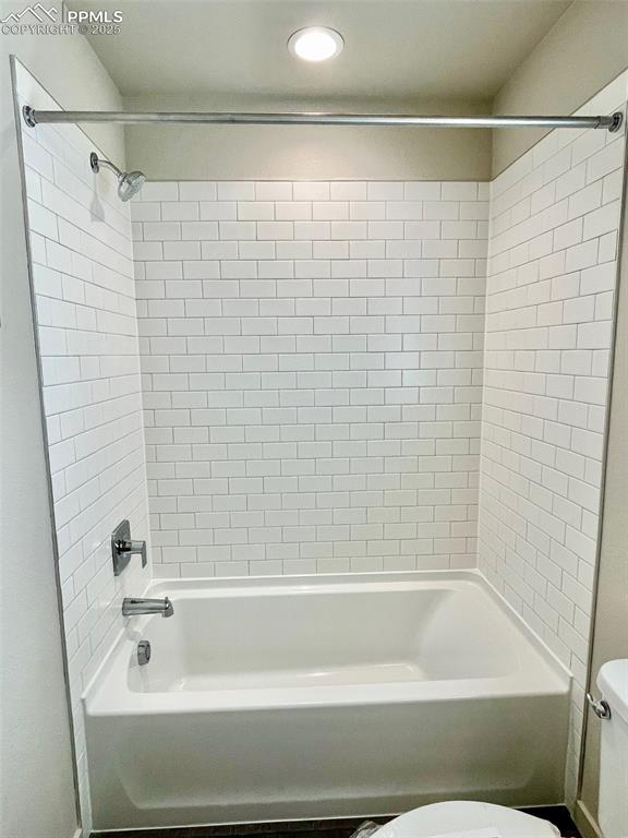 Image 15 of 20: Bathroom