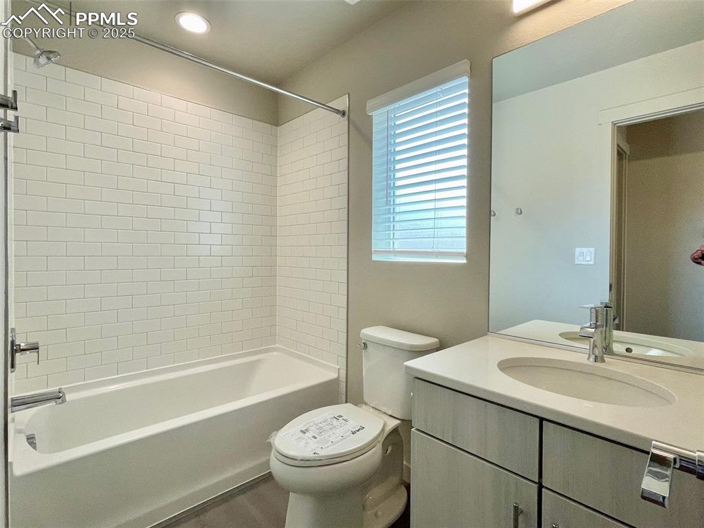 Image 16 of 20: Bathroom