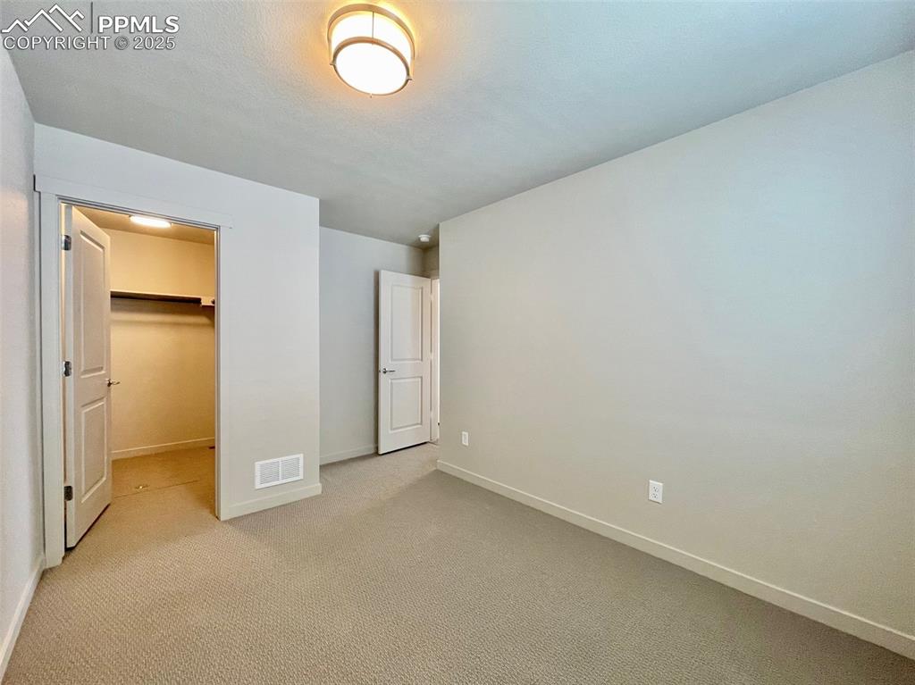 Image 17 of 20: Bedroom