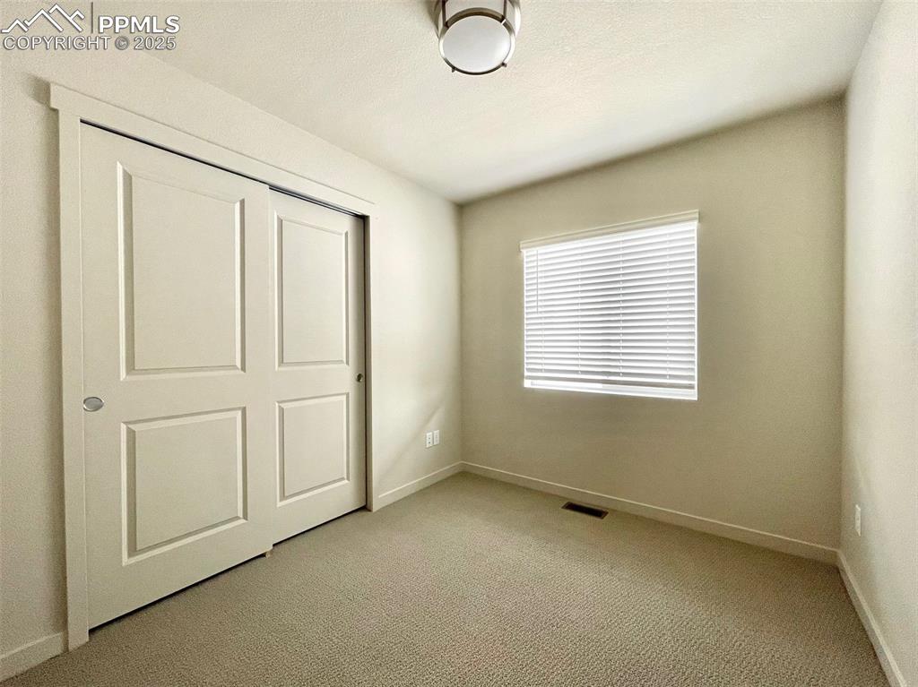 Image 18 of 20: Bedroom